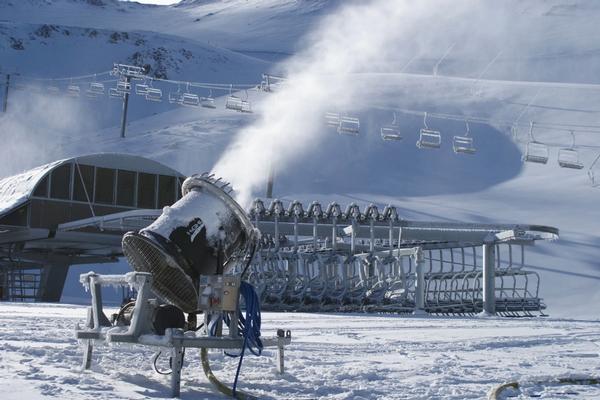 Snowgun cranking at the Mt Hutt base